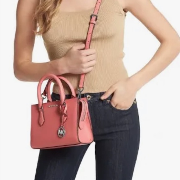 MICHAEL KORS SHEILA SMALL CENTER
ZIP SATCHEL/ CROSSBODY TEA ROSE
COLOR - Picture 4 of 16
